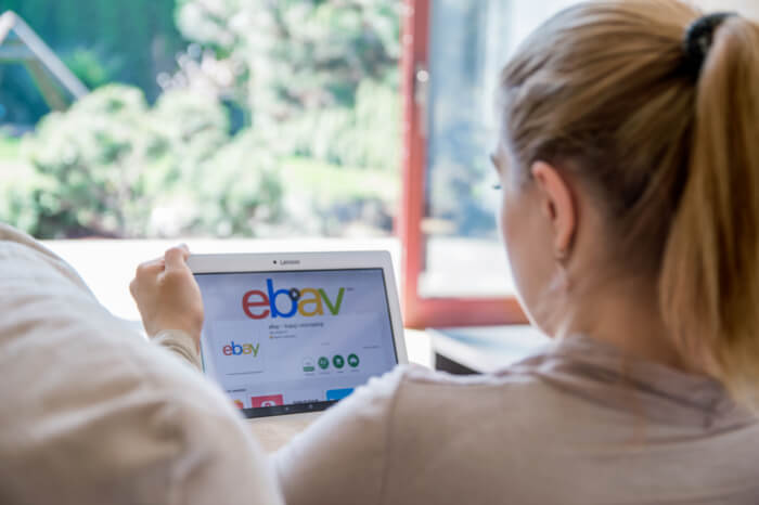 Frau nutzt Ebay 
