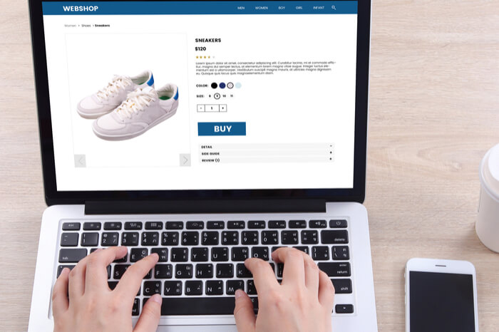 Laptopbildschirm, der einen Online-Shop für Schuhe zeigt