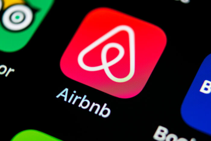 Airbnb-App auf einem Smartphone