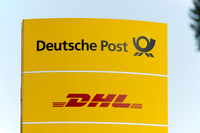 Logo der Deutsche Post und der DHL auf einem Schild