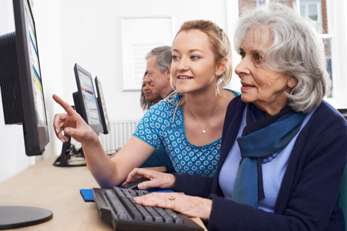 Ältere Menschen beim Computer-Kurs