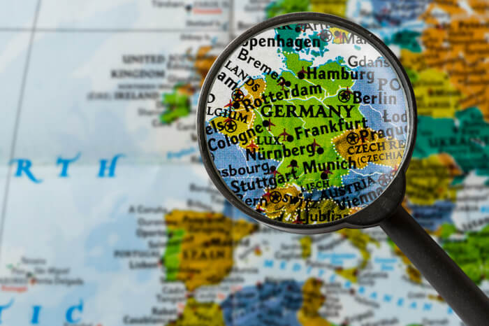 Deutschland-Karte unter einer Lupe