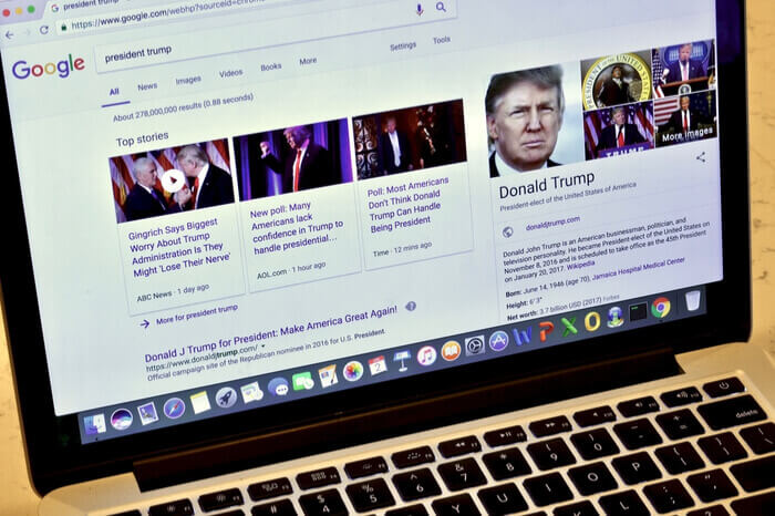 Ein Notebook zeigt auf dem Display Google Suchergebnisse zu Donald Trump 