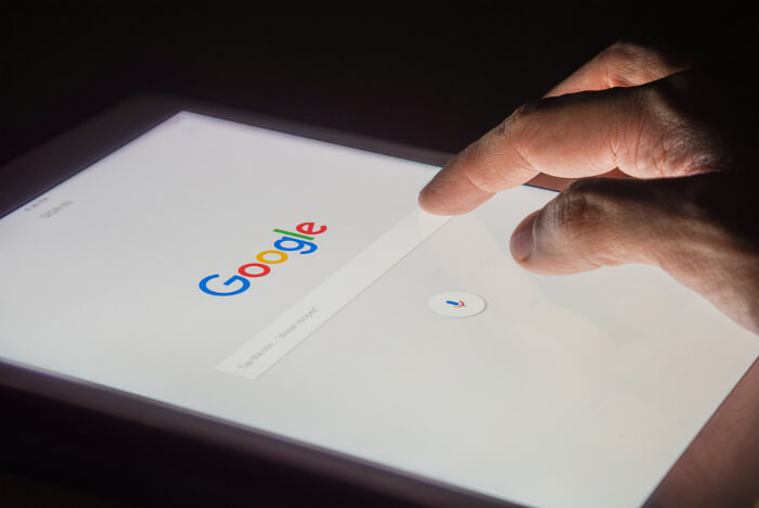 Google Logo auf einem Tablet
