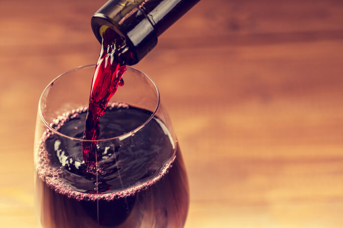 Wein, der in ein Weinglas gefüllt wird