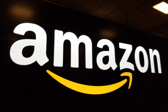 Amazon Logo auf dunklem Grund