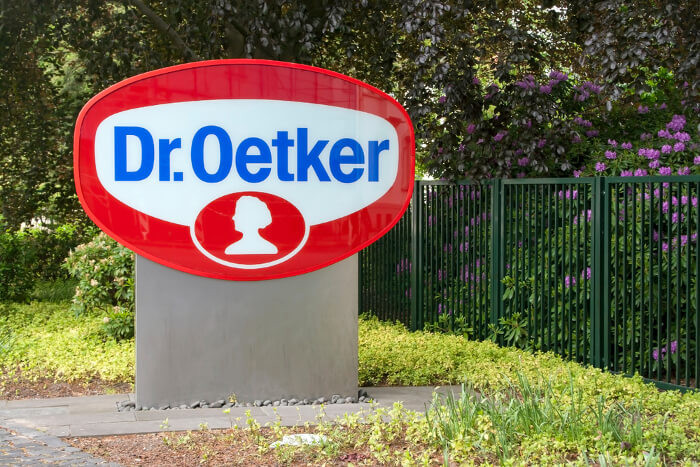 Dr. Oetker Firmenlogo auf einer Wiese