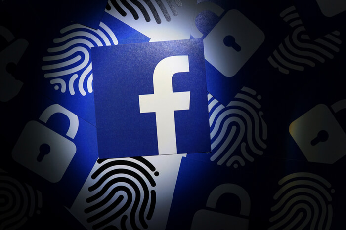 Facebook-Logo mit Fingerabdrücken und Schlössern