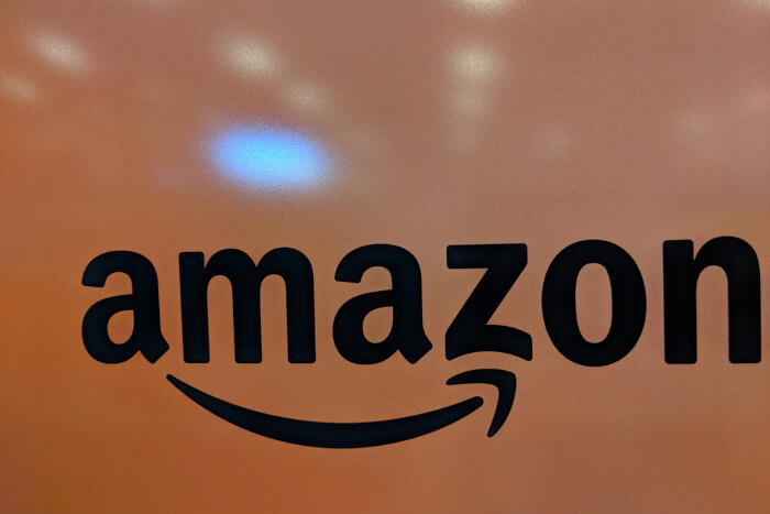 Logo von Amazon auf orangefarbenem Grund
