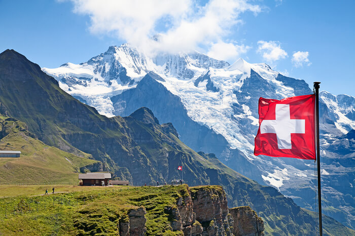 Schweizer Flagge im Gebirge