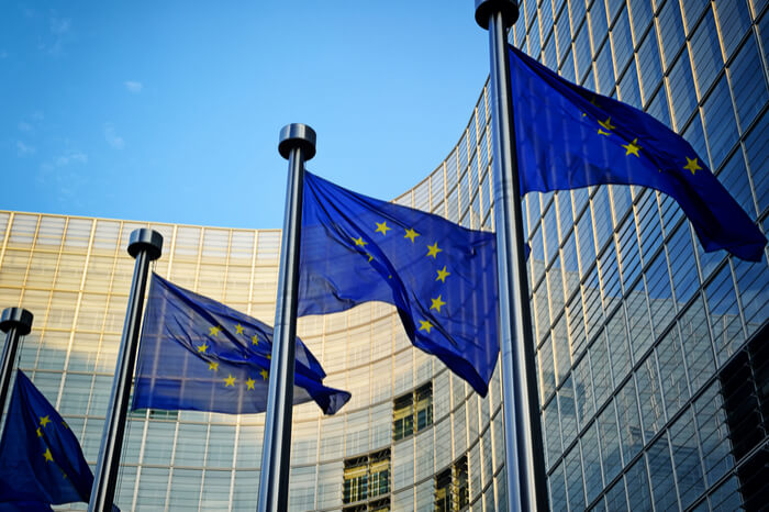 EU-Flaggen vor der EU-Kommission