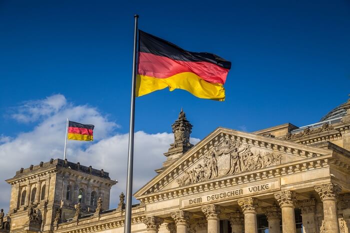 Bundestag mit deutscher Flagge