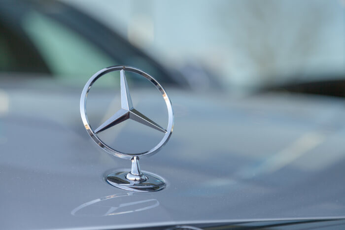 Mercedes-Zeichen auf einem Auto