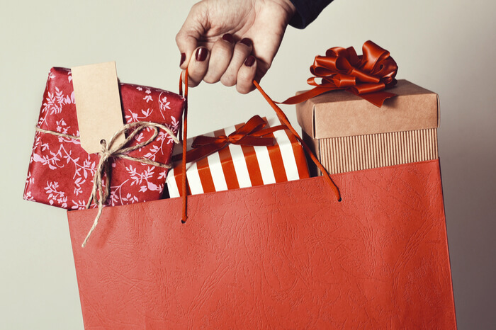 Einkaufstüte mit Geschenken