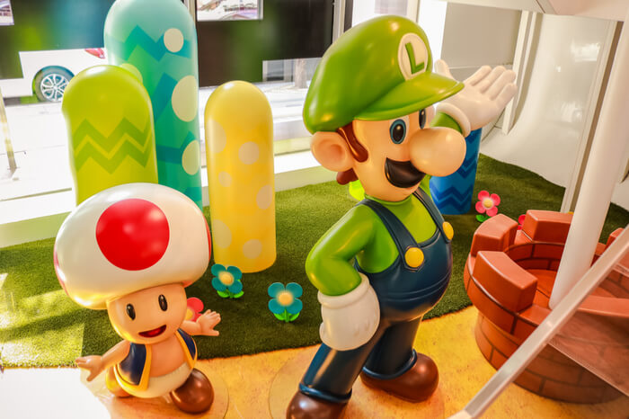 Figuren von Luigi und Toad im Nintendo Store New York