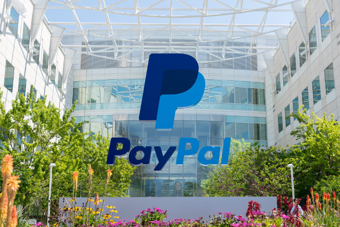 PayPal-Logo vor einem Gebäudekomplex