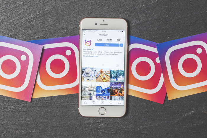iPhone mit Instagram-Icons ringsherum.