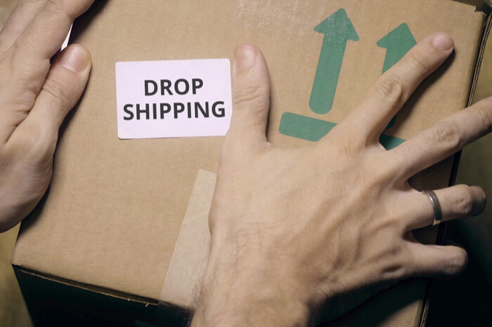 Paket mit Dropshipping-Sticker