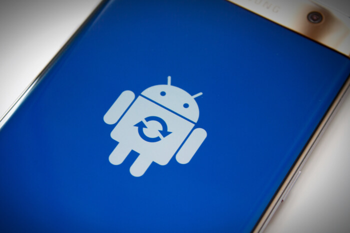 Android-Logo auf einem Smartphone