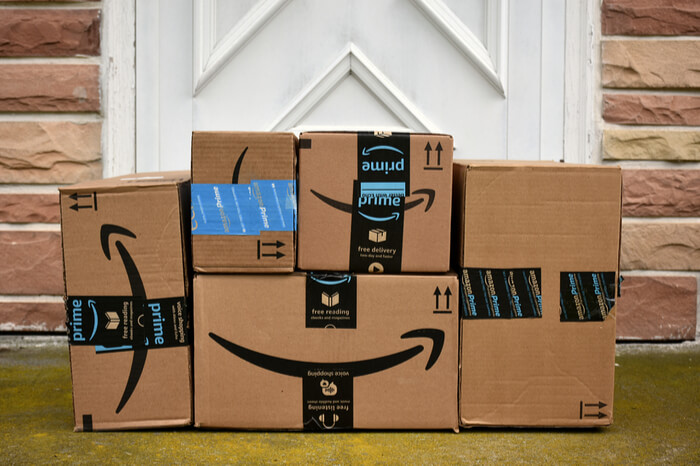 Viele Amazon-Pakete auf einem Stapel