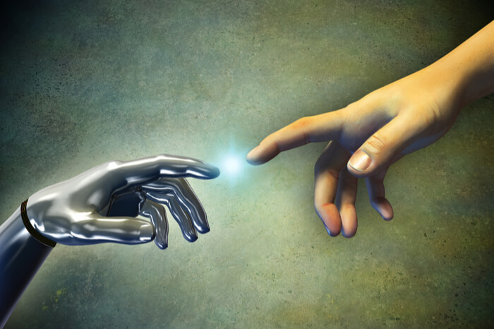 Menschliche Hand berührt die Hand eines Roboters