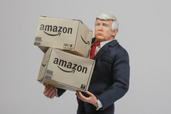 Figur von Trump trägt Amazon-Pakete