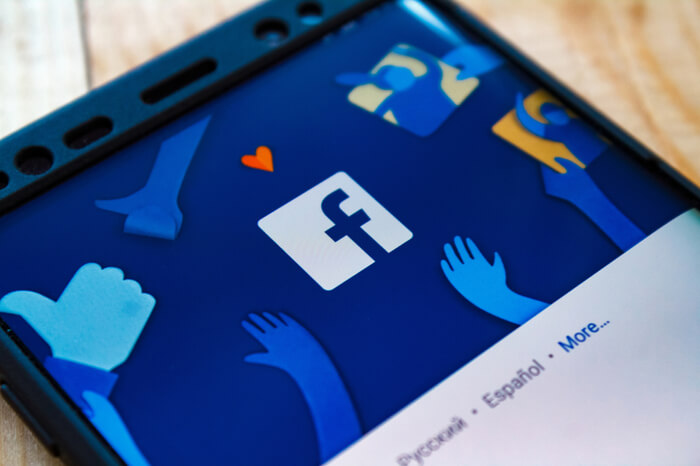 Geöffnete Facebook-App auf Smartphone
