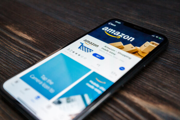 Amazon-Website auf Smartphone-Display