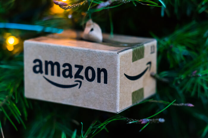 Kleines Amazon-Paket an einem Bazm