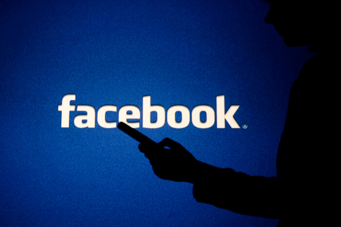 Silhouette vor Facebook Logo 