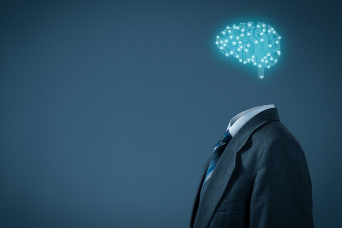 Künstliche Intelligenz: Geschäftsmann mit digitalem Gehirn