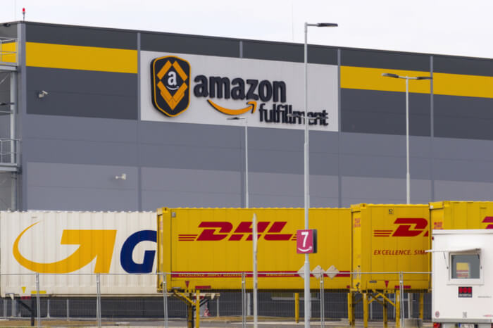 DHL- und GLS-Auflieger vor Amazons Logistikzentrum