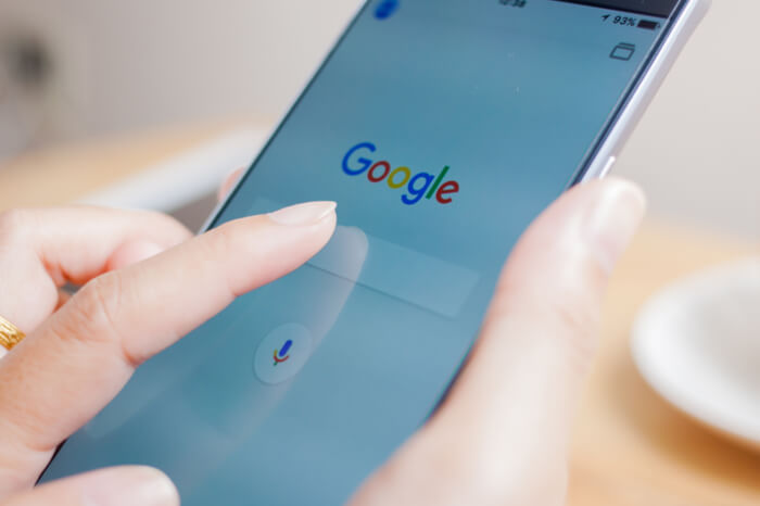 Google-Logo auf einem Smartphone-Display 