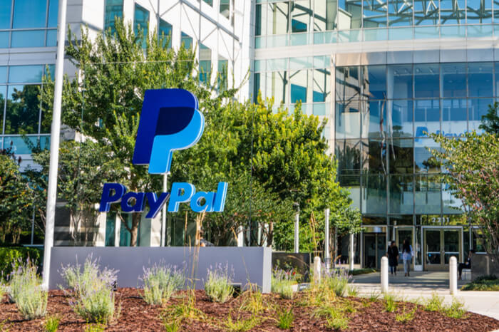 PayPal-Logo vor einem Gebäude