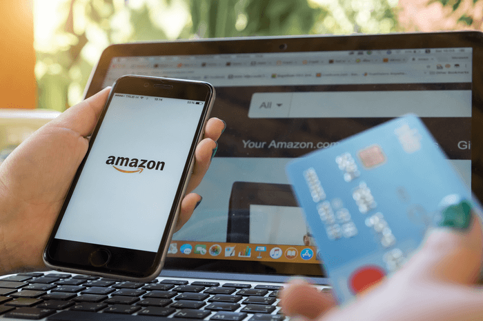 Amazon ist auf einem iPhone und einem PC geöffnet