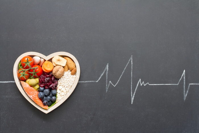 Gesunde Lebensmittel im Herzen und Kardiograph