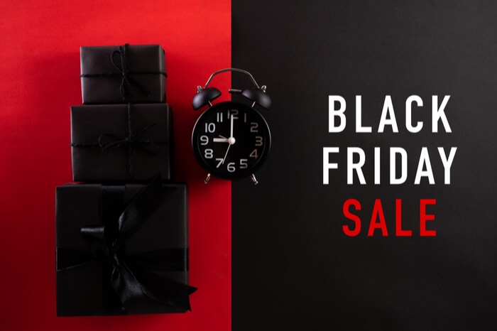 Schwarze Geschenke, Schriftzug Black Friday Sale und schwarzer Wecker