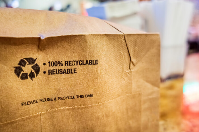 Recycling-Aufdruck auf Papiertüte