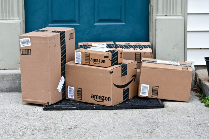 Amazon-Pakete vor einer Haustür