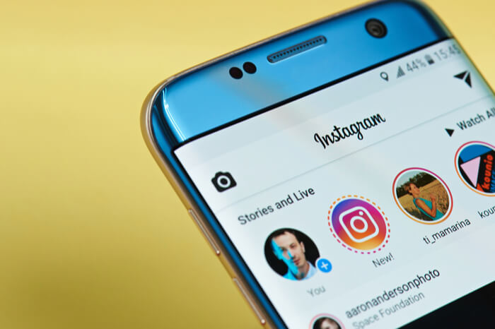 Handy mit geöffneter Instagram-App