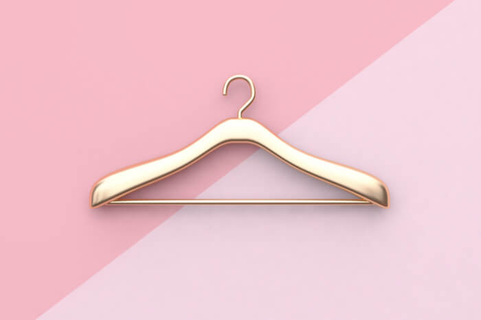 Kleiderbügel vor rosa Hintergrund