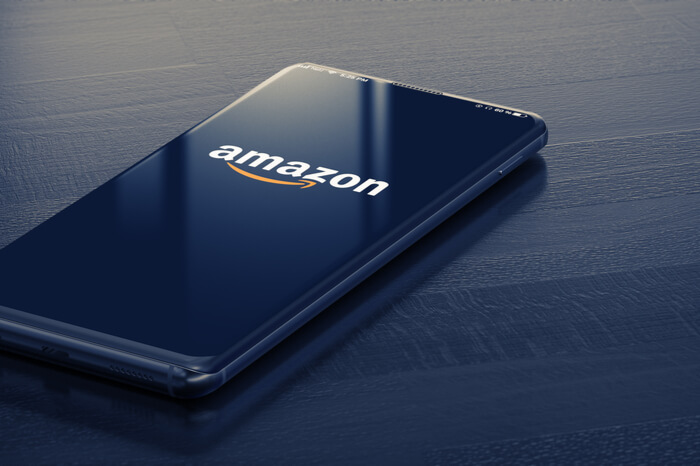 Smartphone mit Amazon-Logo auf dem Display