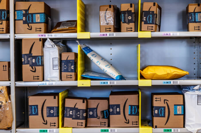Bewertungsbetrug auf Amazon: Viele Amazon-Pakete in einem Regal