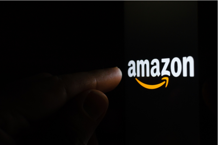 Amazon-Logo mit einer Hand