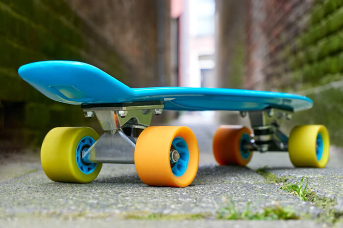 Spielzeug-Skateboard auf Straße