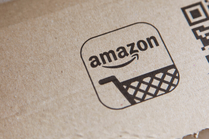 Amazon-Logo auf einem Paket