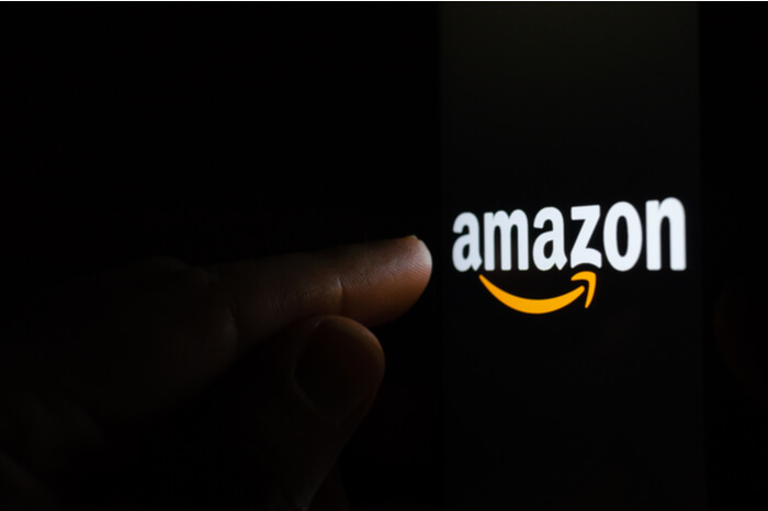 Finger zeigt auf ein Amazon-Logo