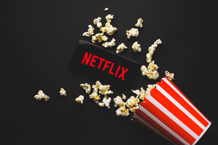 Netflix-Logo auf Smartphone mit Popcorn