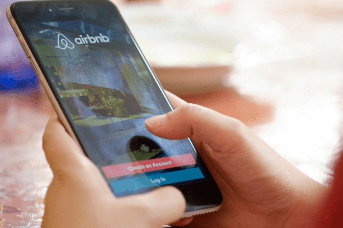 Airbnb-Logo auf einem Smartphone