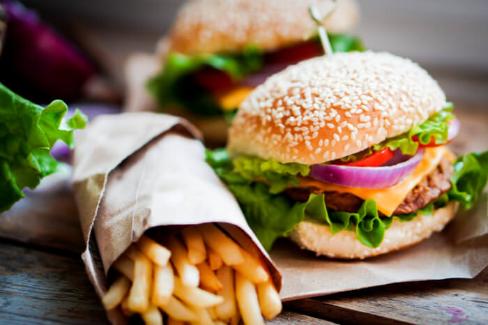 Fast-Food: Burger und Pommes